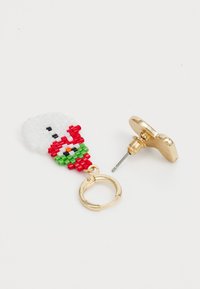 Orecchini pendenti in perline con design di un pupazzo di neve nei colori bianco, rosso, verde e nero, con chiusura a cerchio in tono oro e perno.