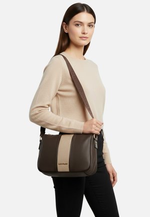 Borsa a mano in pelle marrone con superficie texturizzata e striscia marrone chiaro. Dotata di tracolla regolabile e accessori in argento. Design classico.