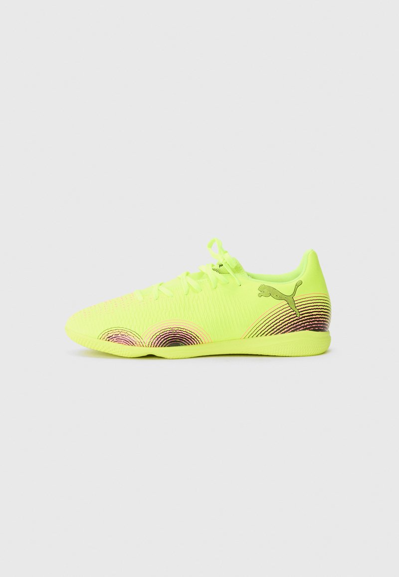 Neon żółte buty sportowe z teksturowaną cholewką, sznurowadłami oraz zakrzywionymi, wielokolorowymi akcentami po bokach. Logo Puma na pięcie.