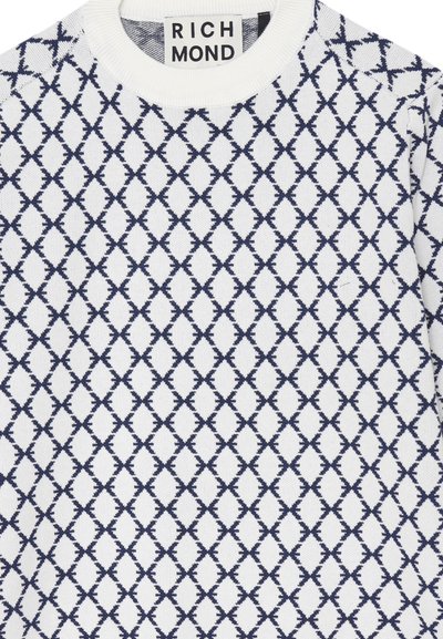 Maglione bianco con motivo a rombi e incroci blu navy, collo rotondo e etichetta "RICHMOND" all'interno del colletto.