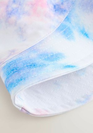 Tie-dye klobúk typu bucket vyrobený z jemnej bavlny, v pastelových modrých a ružových odtieňoch, s ohnutým okrajom a prešívanými detailmi pozdĺž okrajov.