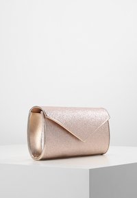 Rosenog metallic clutch med en glittrande yta, som har en slät kontur, vikbar klaff och subtila accenter i guldton.