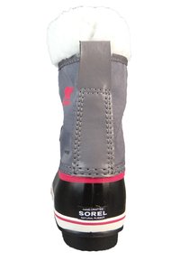 Szare wodoodporne buty z futrzanym wykończeniem, czarna gumowa podeszwa, różowy akcent oraz przeszycia ze skóry na tyle. Widać logo Sorel.