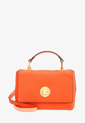 Bolso de mano de cuero texturizado naranja con asa superior, correa de hombro desmontable y cierre circular dorado en la parte delantera.