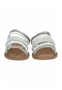 Infradito bianchi con più cinturini incrociati, caratterizzati da dettagli intrecciati e strass, su una soletta in finta pelle scamosciata marrone.