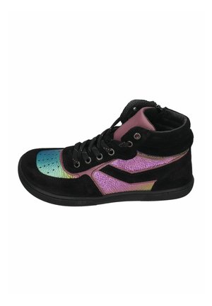 Schwarzer High-Top-Sneaker mit irisierenden blauen, rosa und violetten Einsätzen, schwarzen Schnürsenkeln und einer strukturierten Sohle, von der Außenseite gesehen.