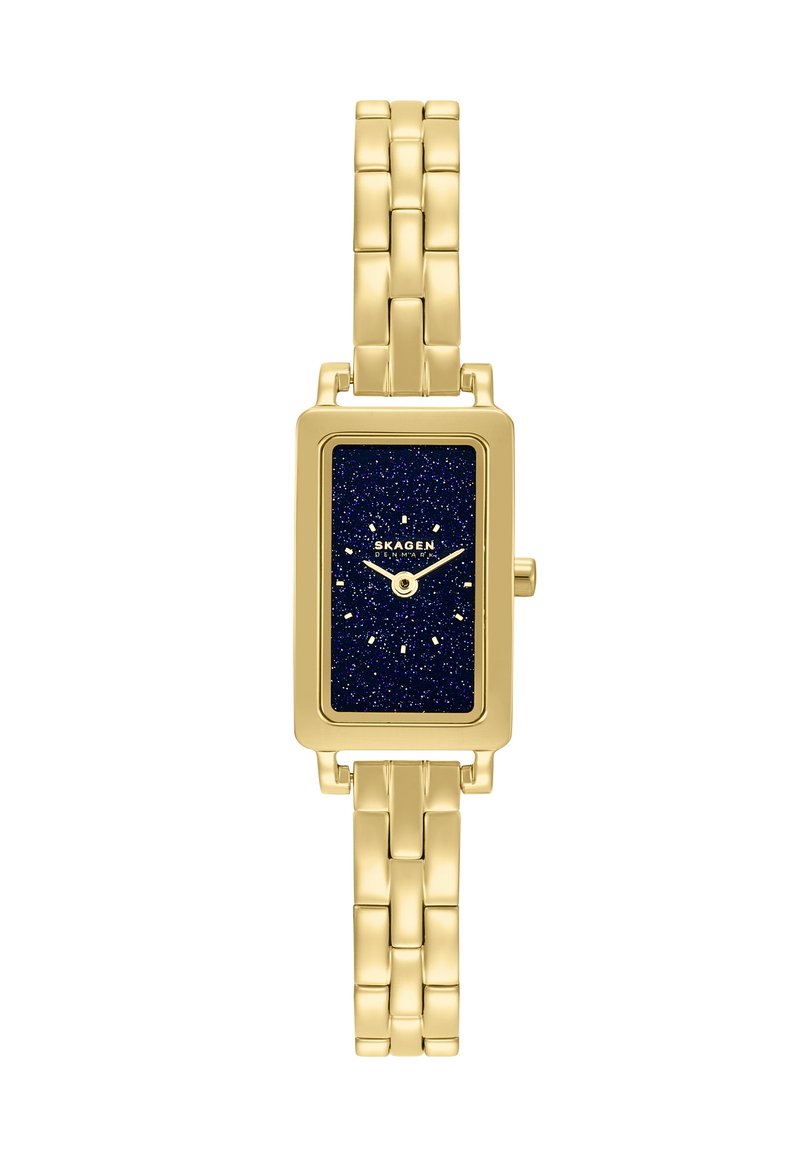 Montre rectangulaire dorée avec un cadran pailleté bleu foncé et des accents dorés. Bracelet en mailles métalliques avec finition poli. Index horaires simples.