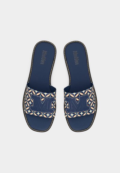 Σαγιονάρες σε ναυτικό μπλε με λουριά διακοσμημένα με μεγάλα κεντημένα γράμματα "M" και ραμμένες άκρες.