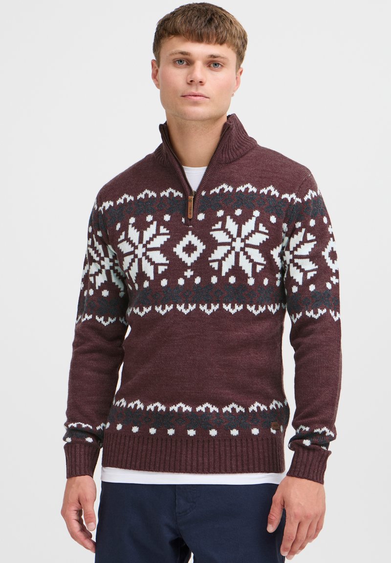 Maglione lavorato a maglia bordeaux con motivo di fiocchi di neve bianchi e teal, colletto con zip, polsini e orlo a costine, materiale in misto lana texturizzato.