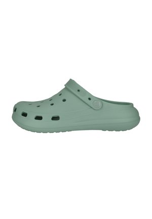 Sabot en caoutchouc vert clair unique avec des trous de ventilation, une bride de talon réglable et une semelle texturée, présenté en vue latérale sur fond blanc.