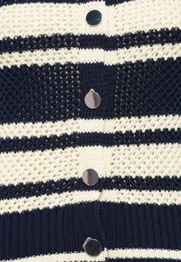 Cardigã de malha listrado em azul-marinho e creme, com um tecido texturizado, apresentando botões redondos em prata e uma bainha canelada.