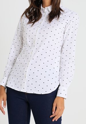 Witte overhemd met knopen, met kleine zwarte hartpatronen, lange mouwen en een klassieke kraag. De stof lijkt glad en licht van gewicht.