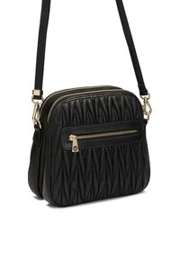 Borsa a tracolla in pelle nera con texture trapuntata, doppie tasche con zip, accenti dorati e tracolla regolabile. Design compatto e strutturato.