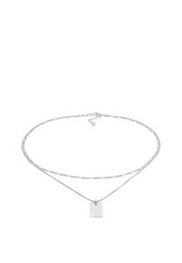 Collana in argento con due catene e un pendente rettangolare testurizzato. Le catene includono maglie attorcigliate e lisce, con una finitura lucida.
