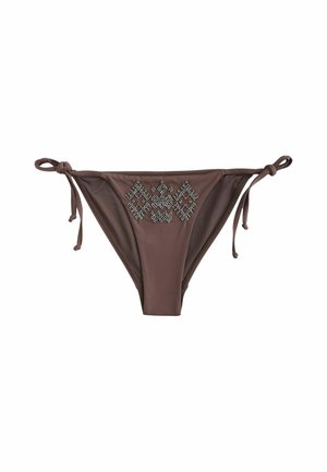 Brązowe majtki bikini z wiązaniami po bokach, z symetrycznymi, geometrycznymi wzorami z srebrnych koralików na przednim środkowym panelu.