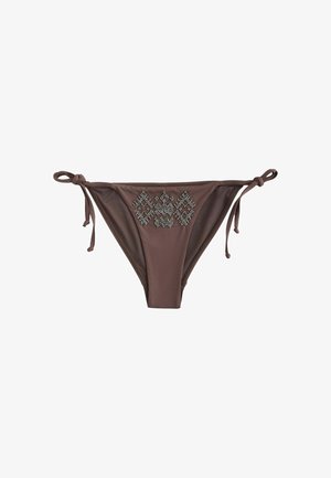 Bas de bikini marron avec liens latéraux, présentant des motifs géométriques symétriques en perles argentées sur le panneau central avant.