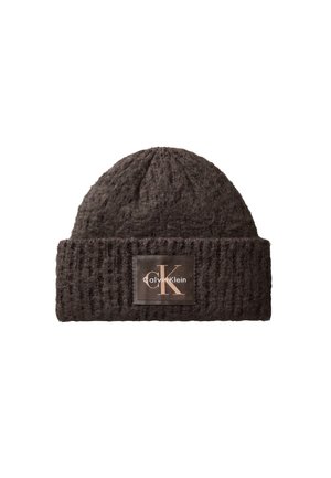 Gorro de punto color marrón oscuro con puño doblado y un parche rectangular con el logo de Calvin Klein en la parte delantera.