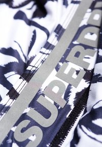 Superdry & Co 3/4 sportovní kalhoty - white