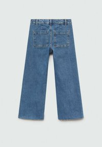 Jeans in denim blu con gamba larga, due tasche posteriori, orlo sfilacciato e design classico a cinque tasche. Realizzati in robusto cotone.