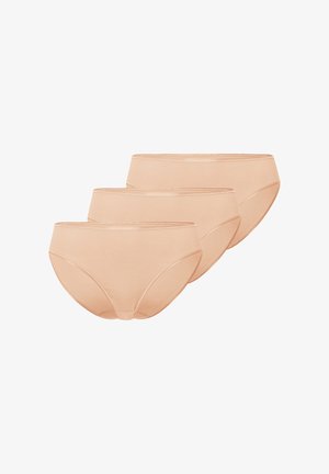 Drei beige nahtlose Damen-Bikini-Slips diagonal auf weißem Hintergrund gestapelt.