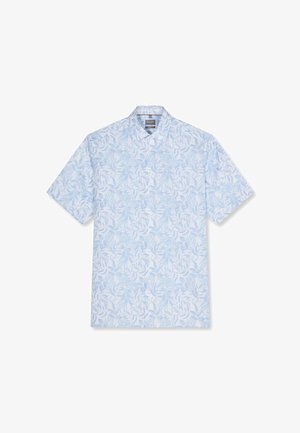 Camicia azzurra a maniche corte con bottoni, con un delicato motivo a foglie e colletto classico, distesa su uno sfondo bianco.