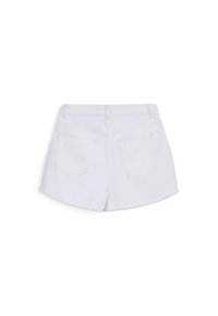 Shorts di denim bianco con orlo sfilacciato, dotati di due tasche posteriori e passanti per cintura. Il tessuto ha una consistenza liscia e un colore uniforme.