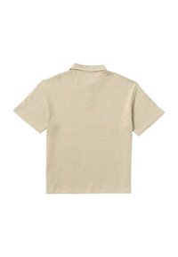 Kortærmet, lys beige polo shirt med diskrete bladmønstre, en foldet krave og blød stofstruktur, der har en afslappet pasform.