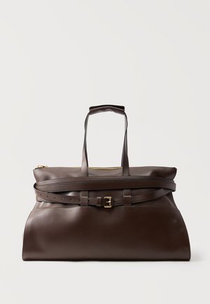 Tummanruskea suuri nahkainen käsilaukku, jossa on kaksinkertaiset yläkahvat, kultainen vetoketju ja säädettävä vyökoriste etupuolella.