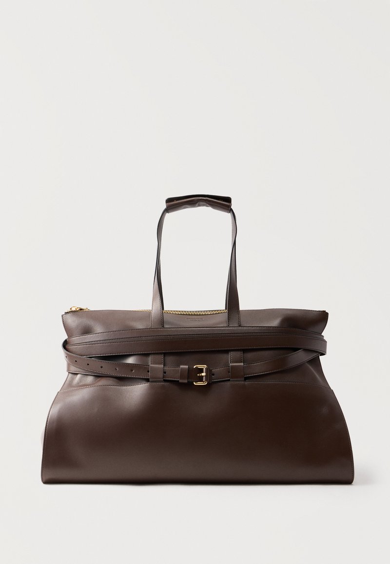 Μεγάλη τσάντα χειρός από σκούρο καφέ δέρμα με διπλές επάνω λαβές, χρυστό φερμουάρ και ρυθμιζόμενο λουρί που τυλίγεται μπροστά.