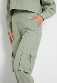 Guess MID WAIST  - Pantaloni cargo - hellgrün
