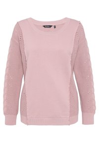 Vaaleanpunainen neulepaita pitkillä hihoilla, jossa on teksturoitu neule sivuilla ja palmikkokuosi hihoissa, viimeistelty ribbireunuksella.