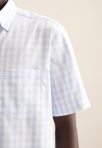 Camicia a maniche corte in pattern a quadretti blu chiaro e bianco, con colletto button-down e taschino sul petto. Tessuto dalla consistenza morbida.