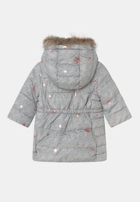 Šedý prošívaný kabát s kapucí, zdobený tiskem z růžového zlata s hvězdami, lehký materiál, elastický pas a umělá kožešina kolem kapuce.