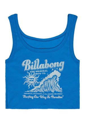 Blauw geribbeld crop-top met een witte grafische afbeelding van zon- en golfmotieven, logo-tekst en de zin "Surfing Our Way To Paradise."