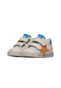 Scarpe beige chiaro con due strap in velcro, dettagli verdi, linguetta blu e un design a stella marrone. Suola testurizzata con macchie.