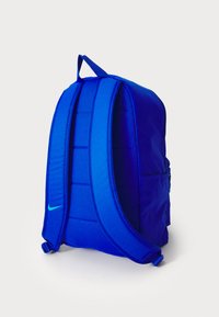 Mochila azul da Nike com alças almofadadas, um exterior de tecido liso e um bolso lateral. Apresenta um logotipo discreto em azul mais claro.