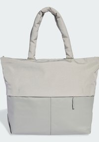 Stor shopper med en blød, tekstureret lys grå overdel og en glat, flad grå bund. Den har polstrede håndtag og en lynlåsdetalje.