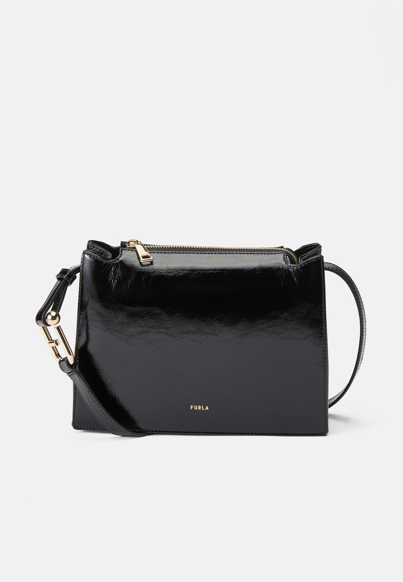 Čierna kabelka z lakovanej kože s hladkou textúrou, s kovovým zipsom v zlatej farbe a nastaviteľným ramenným popruhom. Logo "Furla" je zobrazené na prednej strane.