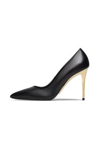 Pump nera in pelle con tacco alto e punta affilata, dotata di tacco a stiletto dorato lucido, su sfondo bianco.