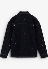 Chaqueta de mezclilla oscura con lentejuelas multicolores dispersas por la espalda, con cuello clásico y puños abotonados.