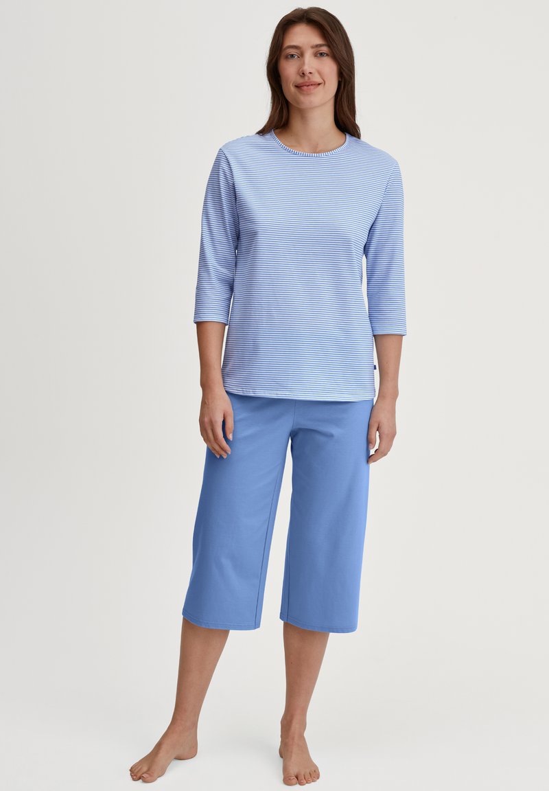 Lichtblauw gestreepte longsleeve top gecombineerd met effen blauwe wijdvallende cropped pants. Beide kledingstukken hebben een gladde textuur en een casual ontwerp.