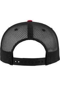 Must värviline võrkmüts musta plastist reguleeritava rihmaga ja punase nupuga üleval. Tagaküljel on näha snapback pandla kohandatavust augudega.