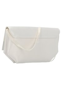 Sac à main en tissu blanc avec rabat et bandoulière. Il présente une texture lisse et une forme rectangulaire avec de légères fronces sur les côtés.