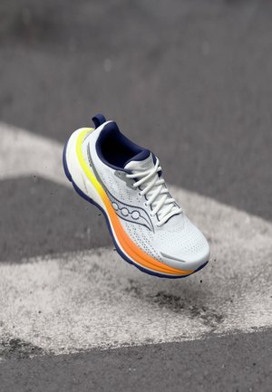 HURRICANE 25 - Sapatos para corrida em estrada - white/frigid