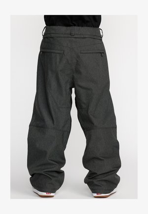 Donkergrijze snowboardbroek met een losse pasvorm, voorzien van riemlussen en twee achterzakken. Stof vertoont een subtiele textuur.