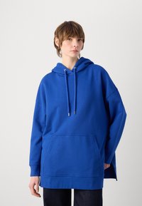 Blauer, oversized Kapuzenpullover mit einer Fronttasche, Kordelzugkapuze und gerippten Bündchen, aus weichem Stoff mit glatter Textur gefertigt.