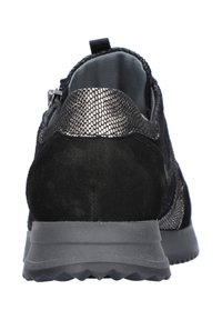 Zwarte suède schoen met een gestructureerde metalen hak; heeft een grijze rubberen zool, een rits aan de achterkant en een gladde binnenvoering.