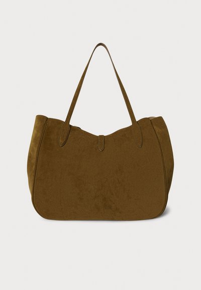 Torba za nošenje od smeđeg antilopa s dvije gornje ručke, mekim, zaobljenim oblikom i minimalističkim dizajnom. Nema vidljivih metalnih dijelova ili ukrasa.