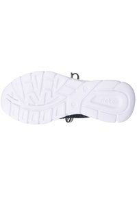 Semelle en caoutchouc blanc avec un motif de bande de roulement texturé, comprenant des rainures et des accents surélevés pour une meilleure adhérence. Comprend une boucle pour un enfilage facile.