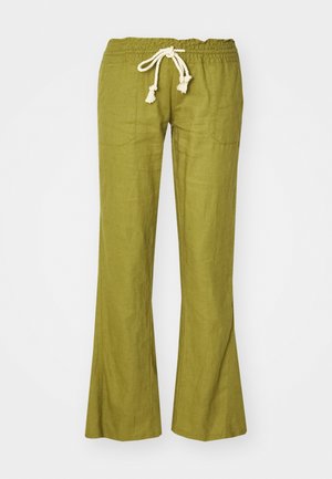 Pantalons évasés en lin vert avec une taille élastique et un cordon de serrage ajustable. Comprend deux poches latérales et une texture lisse.